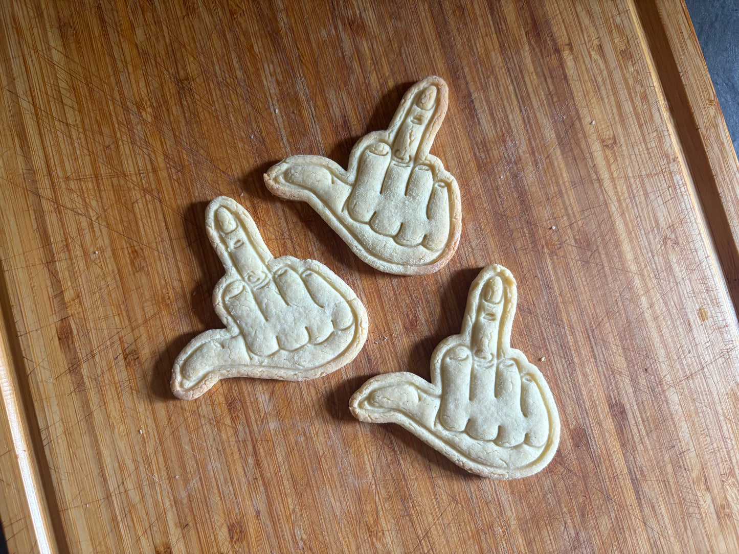 Middle Finger Cookie Cutter - Biscuit Mold - Fondant Dough - Feminist Riot - FLINTA* Rage - Punk - Fight - Protest - Europe - 3D Printed Cutter