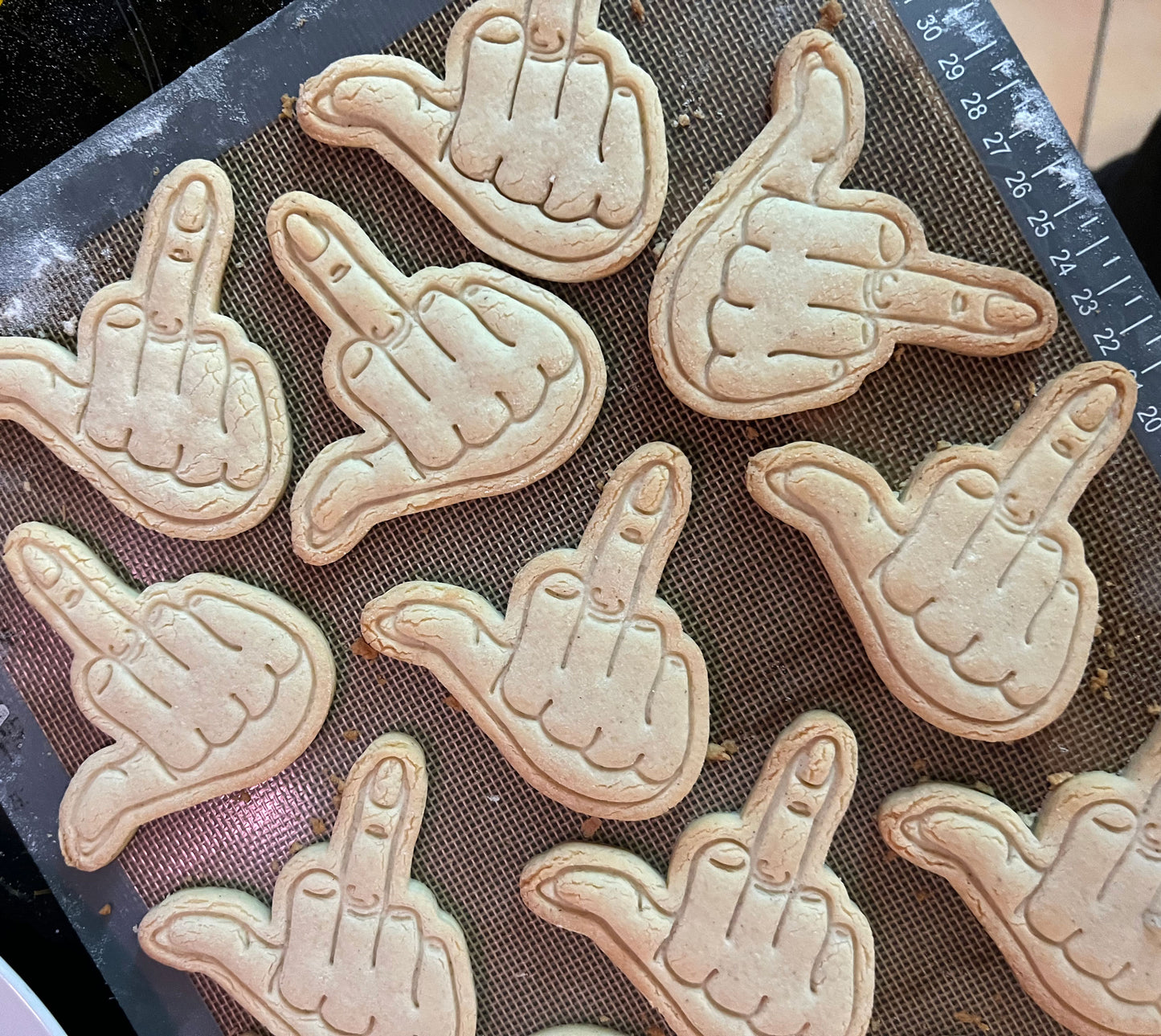 Middle Finger Cookie Cutter - Biscuit Mold - Fondant Dough - Feminist Riot - FLINTA* Rage - Punk - Fight - Protest - Europe - 3D Printed Cutter