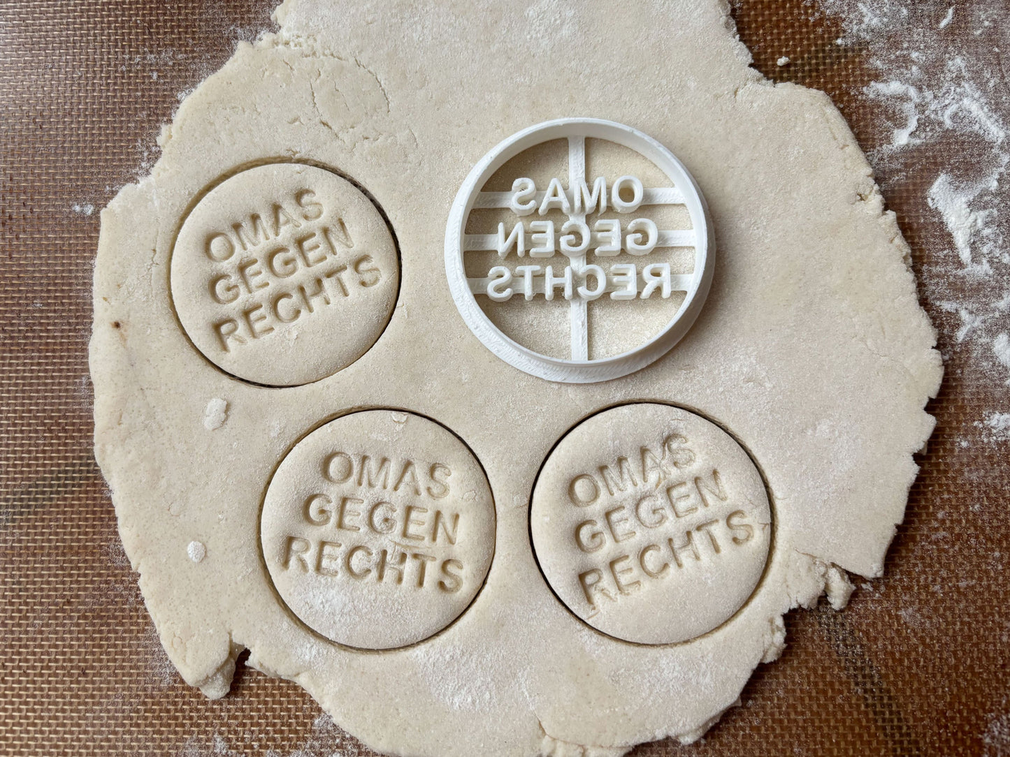 OMAS GEGEN RECHTS Cookie Cutters - Biscuit Mold - Fondant Dough - 3D Printed Cutters - FCK AfD - FCK NZS - Antifa