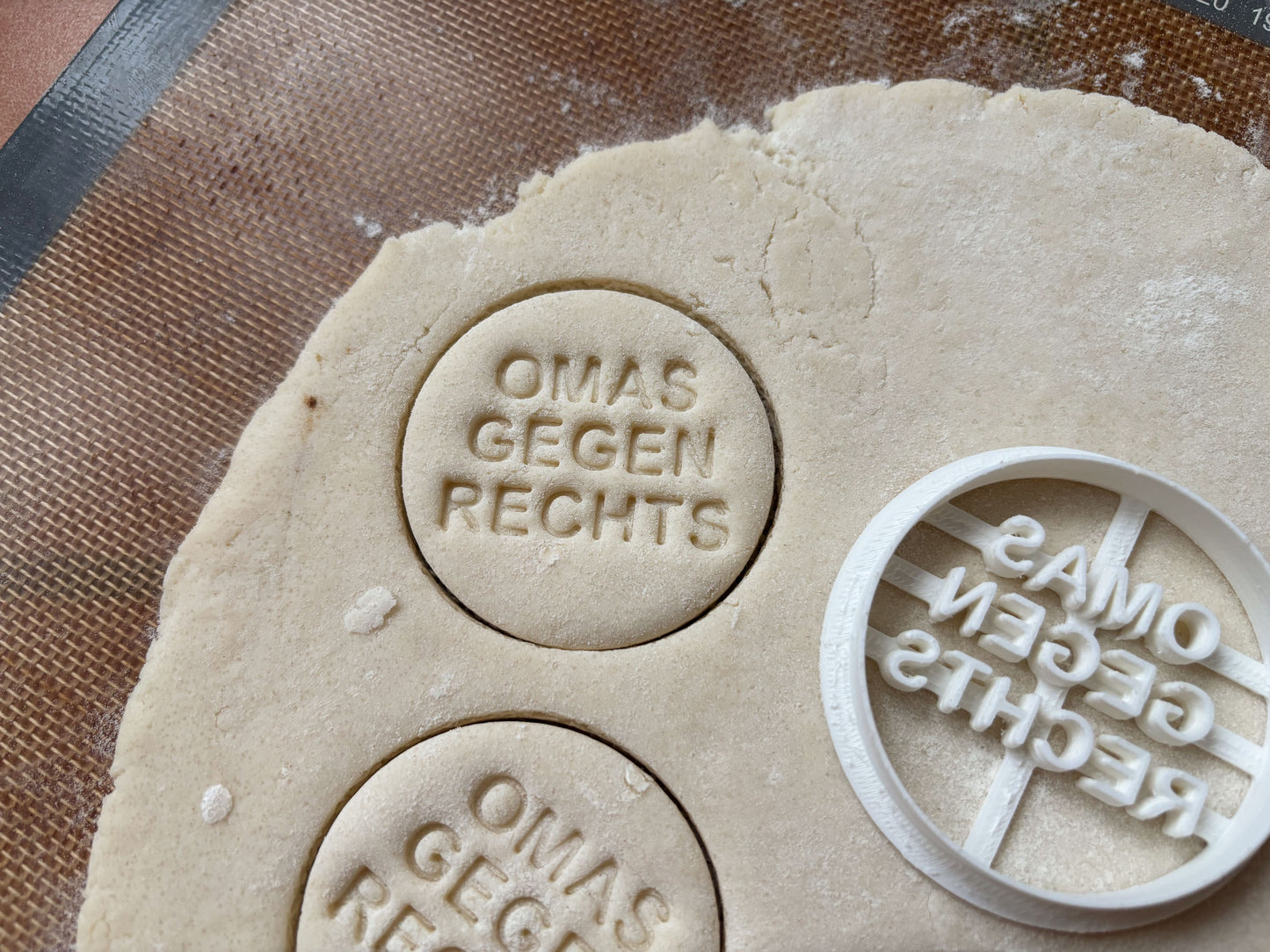 OMAS GEGEN RECHTS Cookie Cutters - Biscuit Mold - Fondant Dough - 3D Printed Cutters - FCK AfD - FCK NZS - Antifa