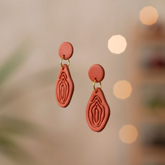 Vulva Ohrringe | Paar | Unikat | Coral Red | Goldoptik | Polymer Clay | Handgemacht | Ohrstecker | aus Deutschland